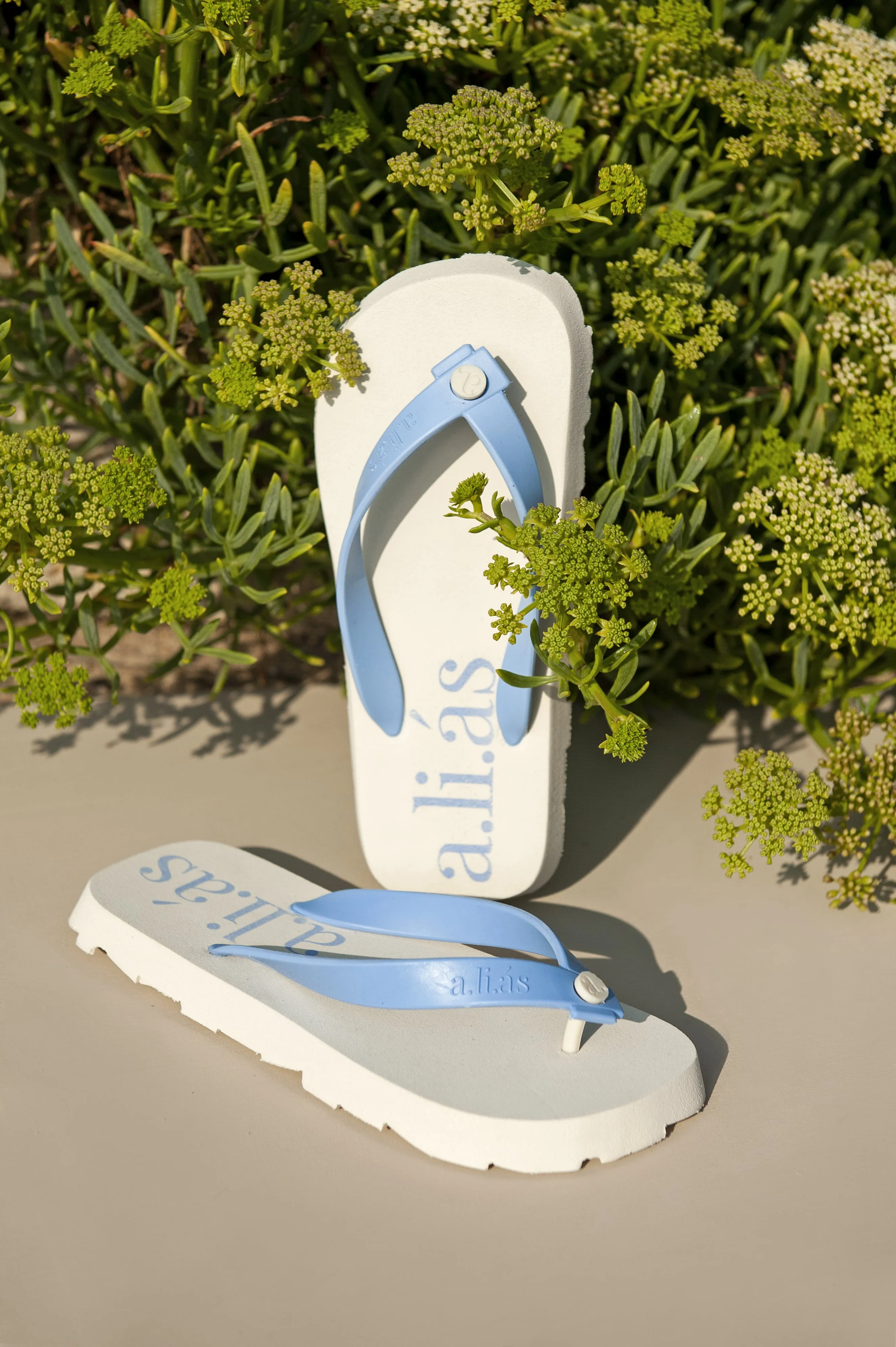 Flos Rubber Flip Flops | Off-White/Cornflower Blue