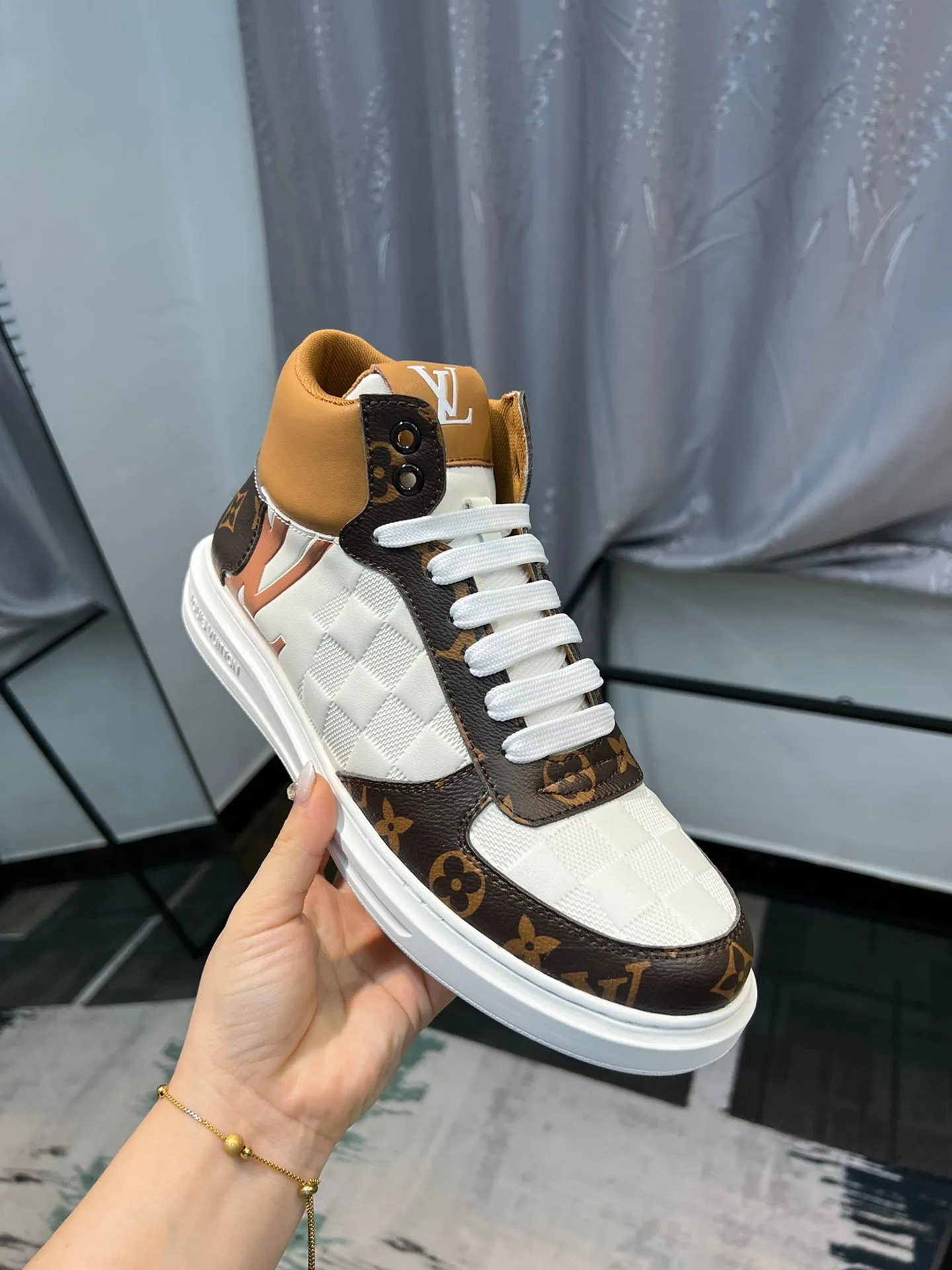 L19 Sneaker