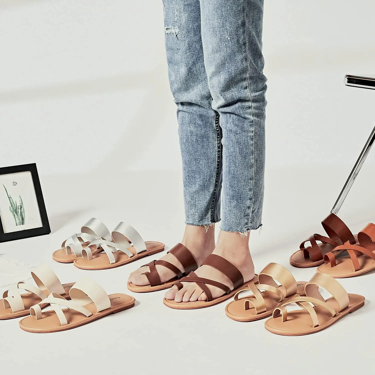 Luoika Women's Wide Width Flat Sandals, Flip Flop Slides Sandal Casual Strapy Sandal Slip on Summer Beach Shoes for Women.