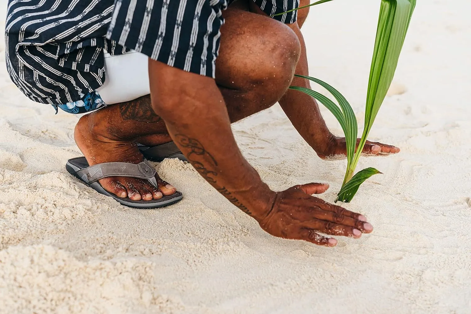 OLUKAI Tuahine Men's Waterproof Leather Sandals, Versatile Beach Flip Flops, Arch Support & Comfort Fit, Lightweight & Durable, Enhanced Grip & Traction